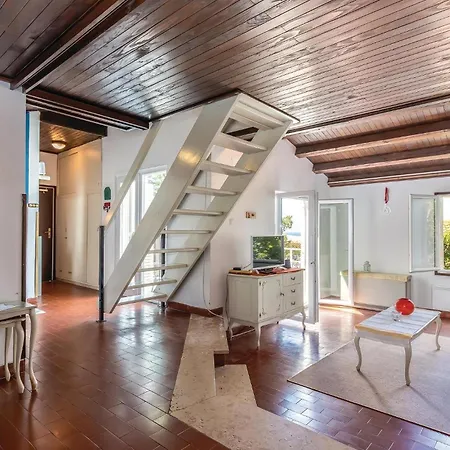 Сasa de vacaciones Preciosa Casa En Kraljevica Con Wifi Kraljevica